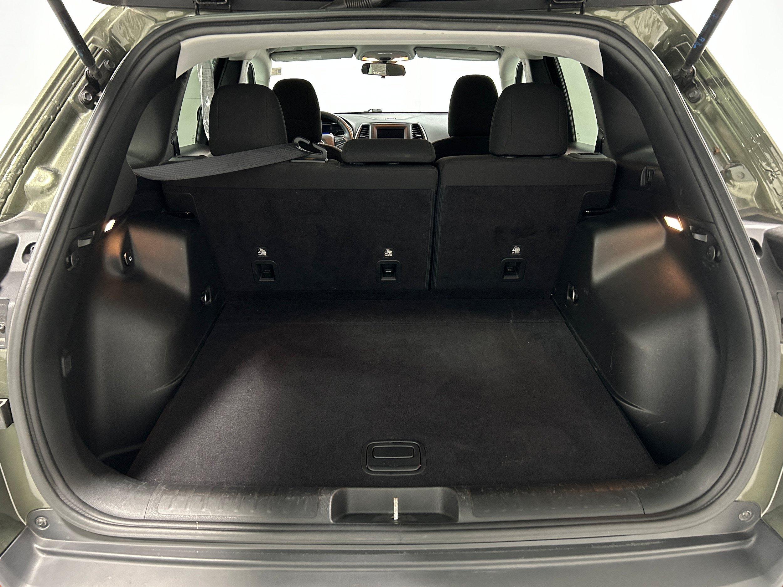 Used 2019 Jeep Cherokee Latitude w/ Cold Weather Group AWD/4WD image 32