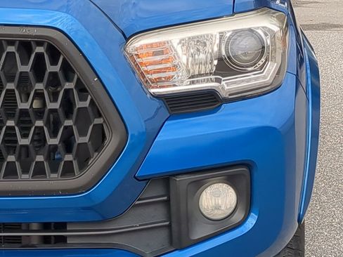 Used 2018 Toyota Tacoma TRD Sport w/ Technology Package image 18