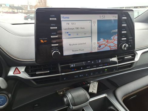 Certified 2022 Toyota Sienna XLE Woodland Edition image 12