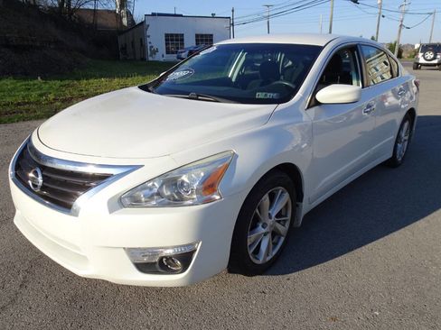 Used 2015 Nissan Altima 2.5 SV image 2
