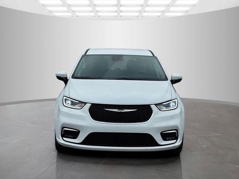 Used 2023 Chrysler Pacifica Touring-L image 2