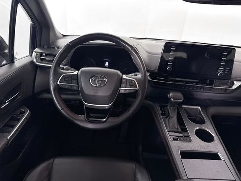 Certified 2022 Toyota Sienna XSE image 33