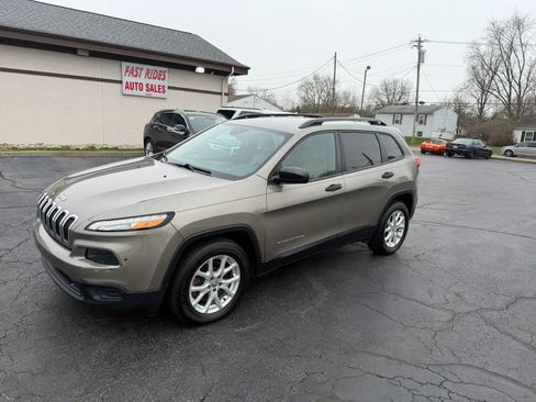 Used 2016 Jeep Cherokee Sport image 2