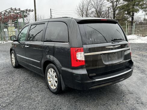 Used 2013 Chrysler Town & Country Touring image 6