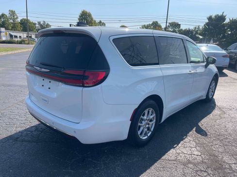 Used 2023 Chrysler Pacifica Touring FWD image 8