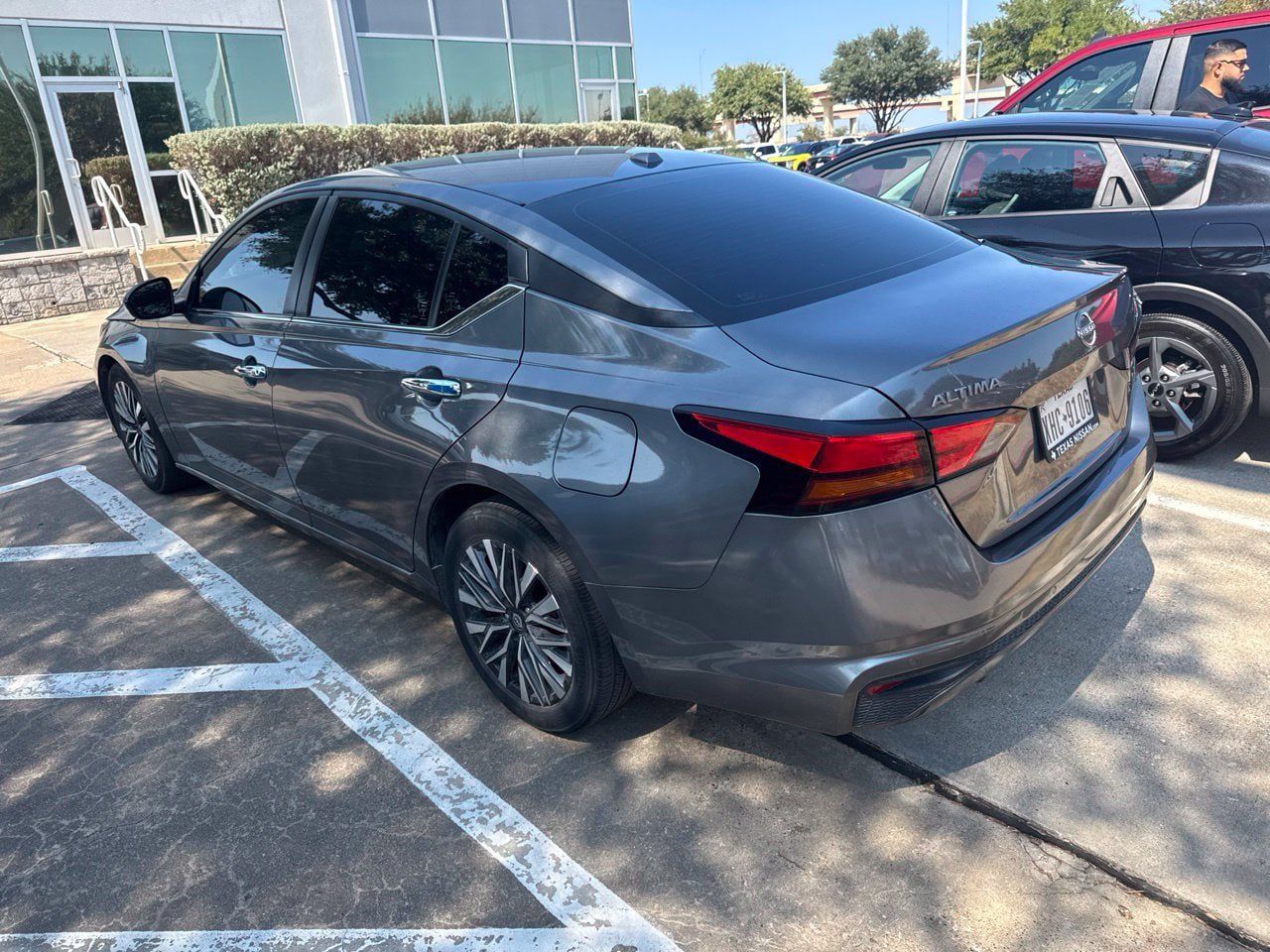 Used 2024 Nissan Altima 2.5 SV FWD image 4