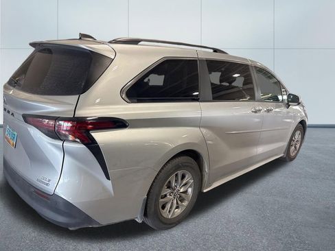 Used 2022 Toyota Sienna XLE image 3