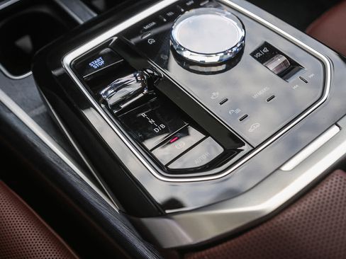 Used 2025 BMW i7 eDrive50 w/ M Sport Package image 16