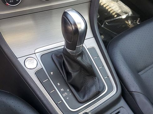 Used 2017 Volkswagen Golf S image 26