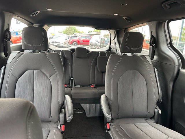 Used 2023 Chrysler Pacifica Touring FWD image 13