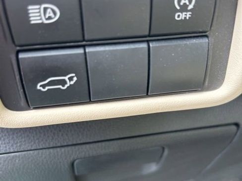 Used 2023 Toyota Highlander XLE image 16