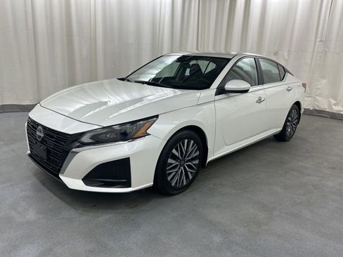 Used 2023 Nissan Altima 2.5 SV FWD image 2