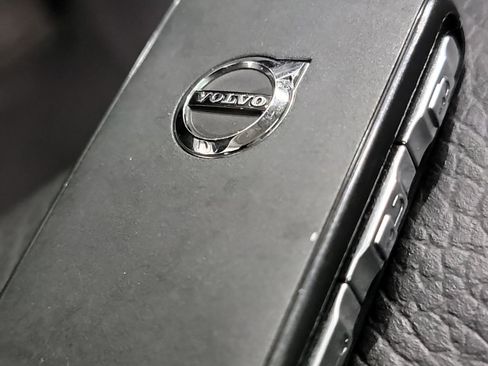 Used 2023 Volvo XC60 B5 Plus image 32