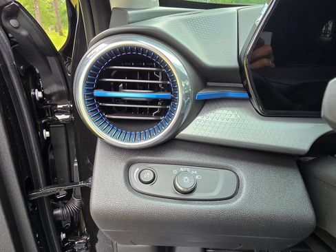 New 2026 Chevrolet Trax LT w/ Sunroof Package FWD image 33