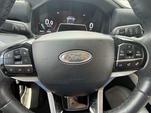 Used 2025 Ford Explorer Platinum w/ LUX Leather Package AWD/4WD image 4