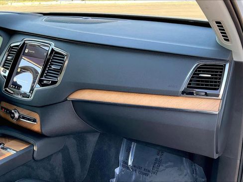 Used 2023 Volvo XC90 B5 Plus image 19