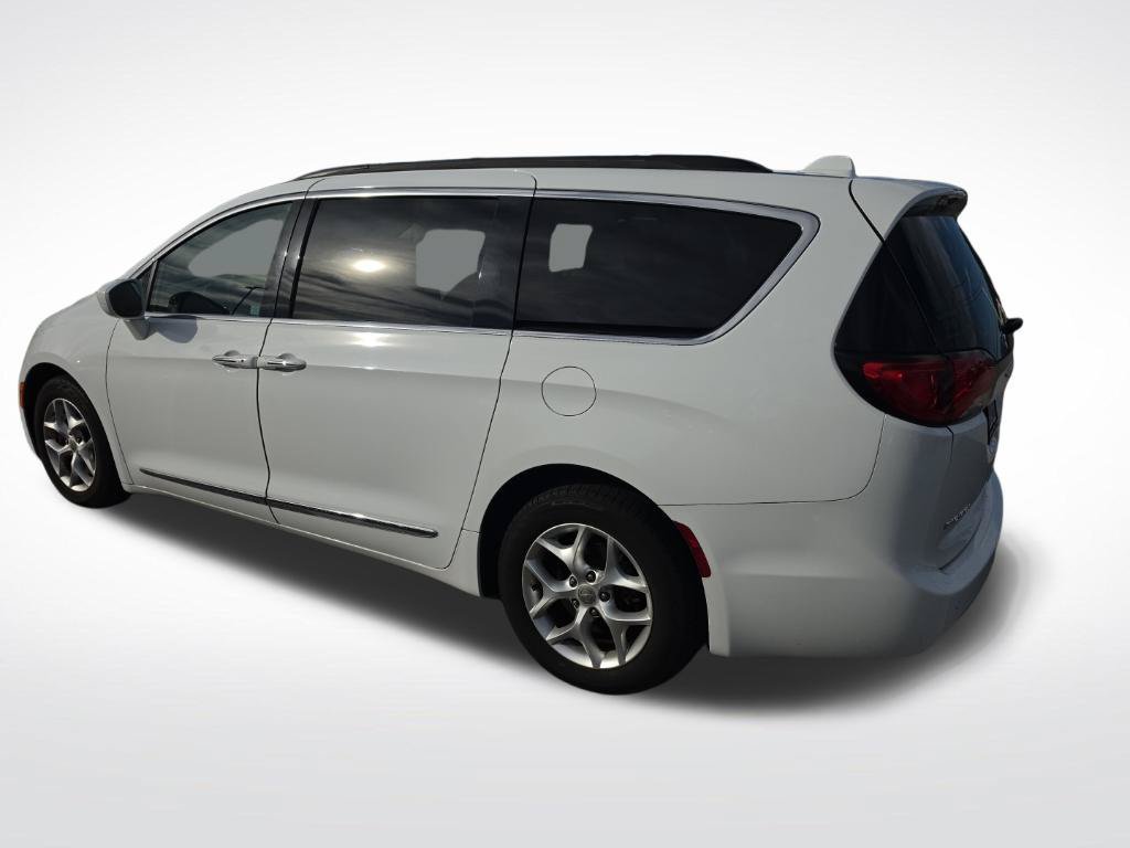 Used 2017 Chrysler Pacifica Touring-L w/ Tire & Wheel Group FWD image 2