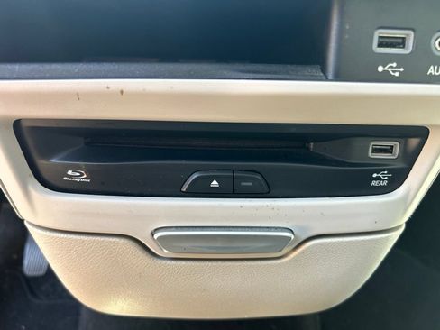 Used 2017 Chrysler Pacifica Limited FWD image 19