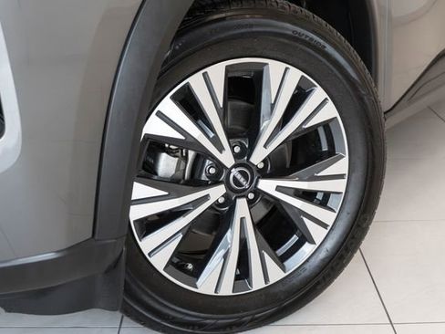 Used 2023 Nissan Rogue SV w/ SV Premium B Package FWD image 2