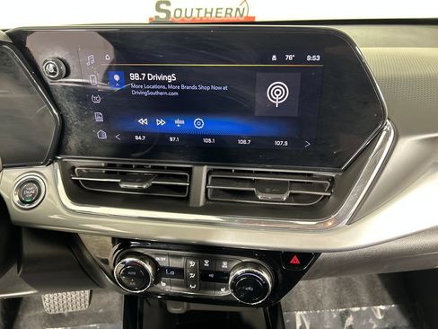 Used 2025 Chevrolet Trax LT w/ LT Convenience Package FWD image 15
