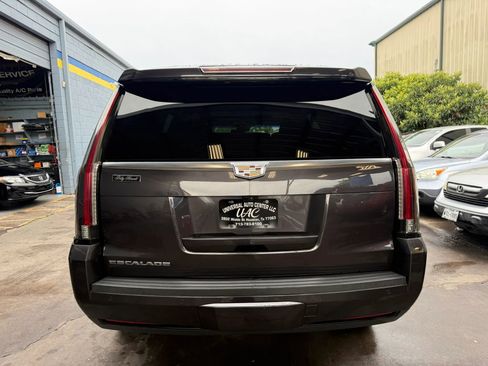 Used 2017 Cadillac Escalade Luxury RWD image 6