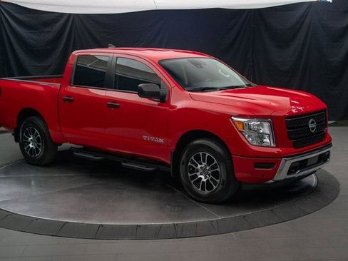 Used 2024 Nissan Titan SV w/ SV Convenience Package image 2