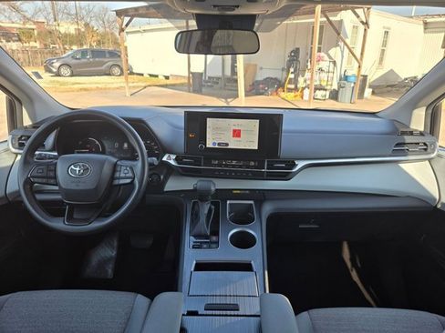 Used 2025 Toyota Sienna LE image 24