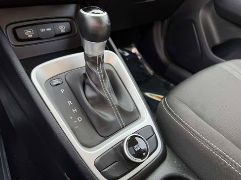 Used 2025 Hyundai Venue SEL image 19