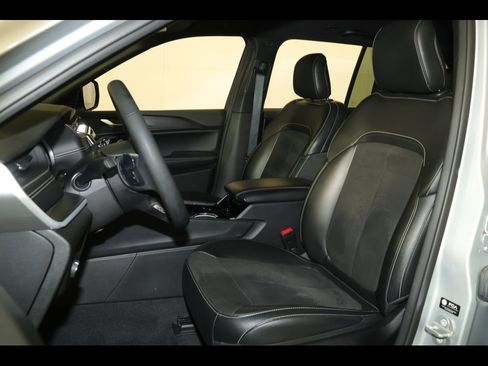 Used 2023 Jeep Grand Cherokee Altitude image 23