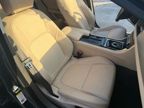 Used 2016 Jaguar XF Premium image 10