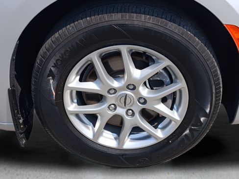 Used 2024 Chrysler Pacifica Touring-L FWD image 10