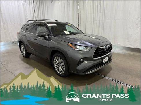 Certified 2024 Toyota Highlander Platinum AWD/4WD image 1