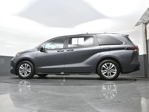 Used 2025 Toyota Sienna Limited AWD/4WD image 31
