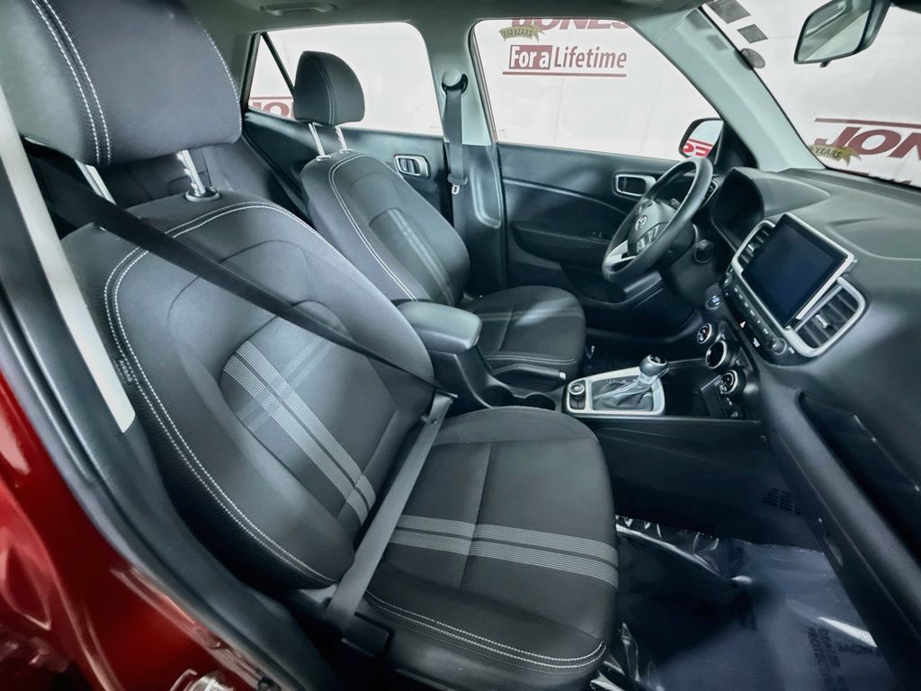 Certified 2024 Hyundai Venue SEL FWD image 31