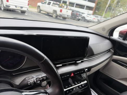 Used 2023 Kia Carnival EX FWD image 12