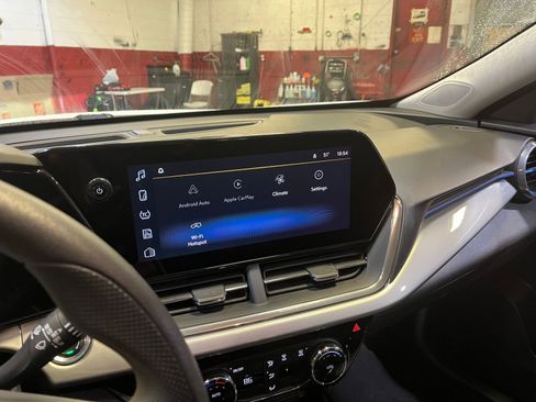 Used 2025 Chevrolet Trax LT image 21