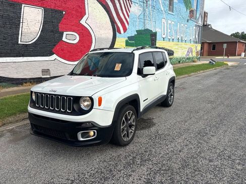 Used 2017 Jeep Renegade Latitude FWD image 2