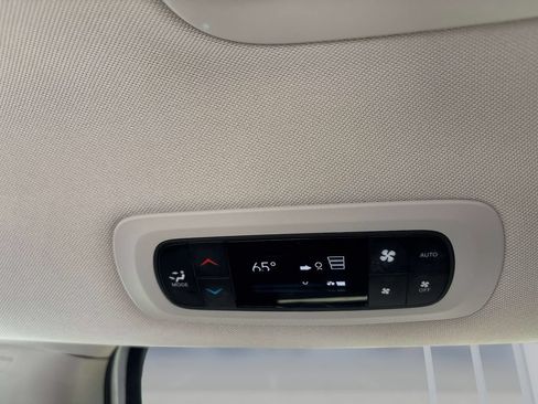 Used 2023 Chrysler Pacifica Touring-L FWD image 13
