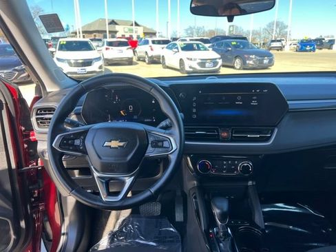 Used 2024 Chevrolet TrailBlazer LT w/ LT Cold Weather Package AWD/4WD image 18