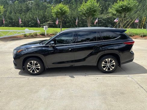 Used 2022 Toyota Highlander XLE FWD image 16