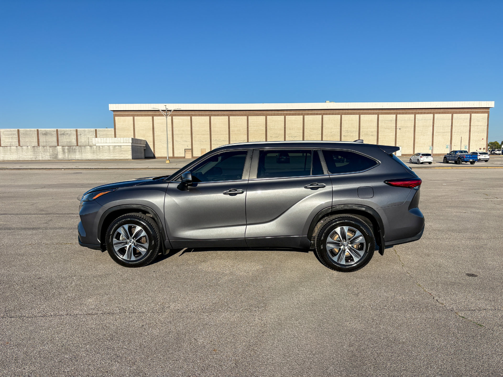 Used 2023 Toyota Highlander XLE FWD image 5