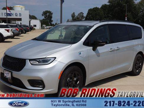Used 2024 Chrysler Pacifica Premium FWD image 1