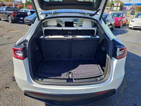 Used 2022 Tesla Model Y Long Range image 22