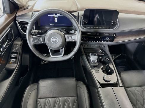 Used 2021 Nissan Rogue Platinum image 3