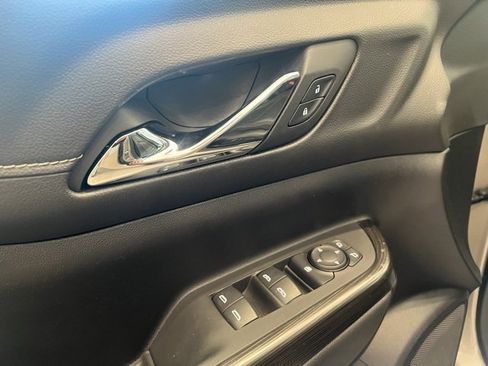 Used 2023 GMC Acadia SLT image 13