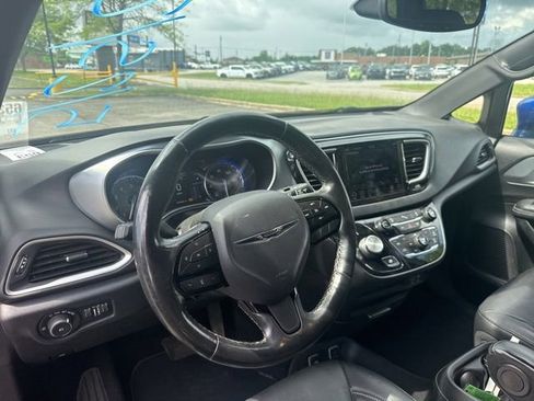 Used 2020 Chrysler Pacifica Touring-L FWD image 11