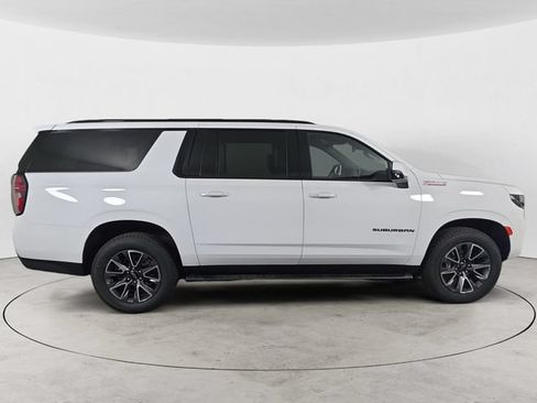Certified 2023 Chevrolet Suburban Z71 w/ Luxury Package AWD/4WD image 4