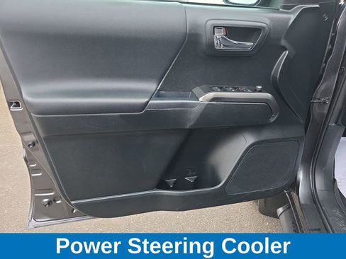 Used 2017 Toyota Tacoma TRD Off-Road w/ Tow Package (A/T) image 11