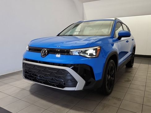 New 2026 Volkswagen Taos SE FWD image 2
