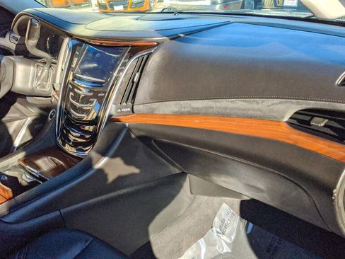 Used 2017 Cadillac Escalade ESV Luxury AWD/4WD image 16